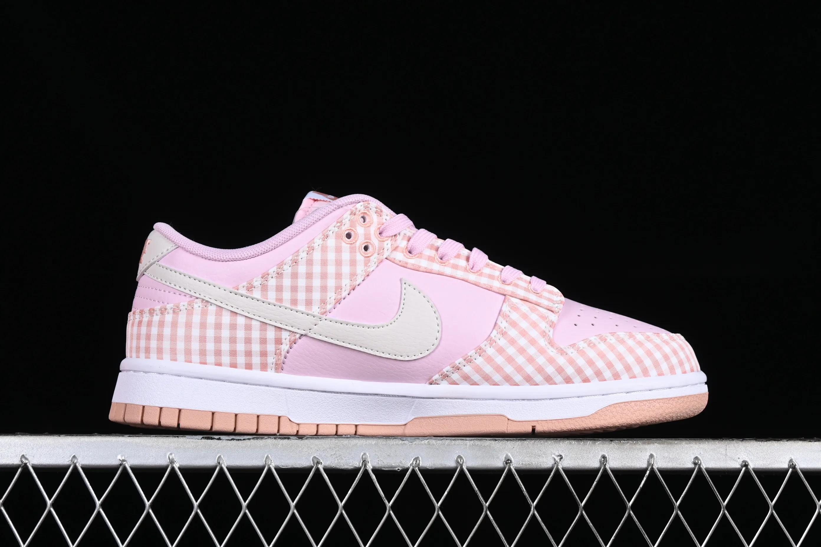 All categories Nk SB Dunk series Nk SB Dunk Low low-top sneakers Nk Dunk Low "Pink Gingham" pink seersucker color SB low-top casual sneakers FB9881-600